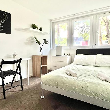 Private Bedrooms In A Flat! Home Away From Home! Shared Bathroom ลอนดอน ภายนอก รูปภาพ